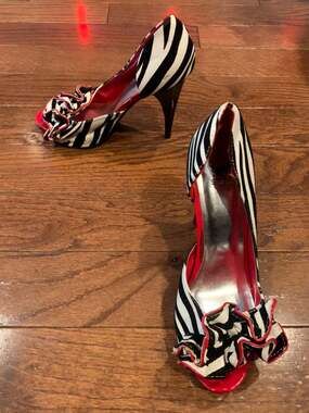 🖤 Y2K 2000s Shiekh Zebra Print Ruffle Peep Toe Heels Size 6.5